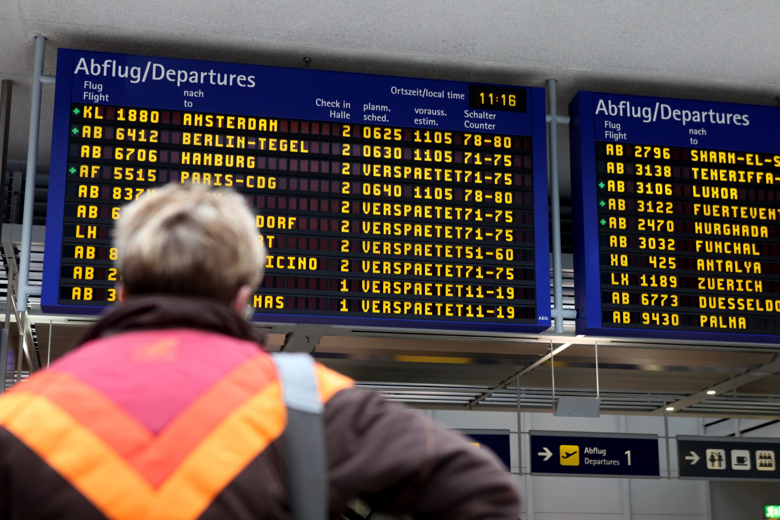 Flugtafel zeigt Flugausfälle und Verspätungen an. Welche Rechte haben Fluggäste in solchen Fällen?